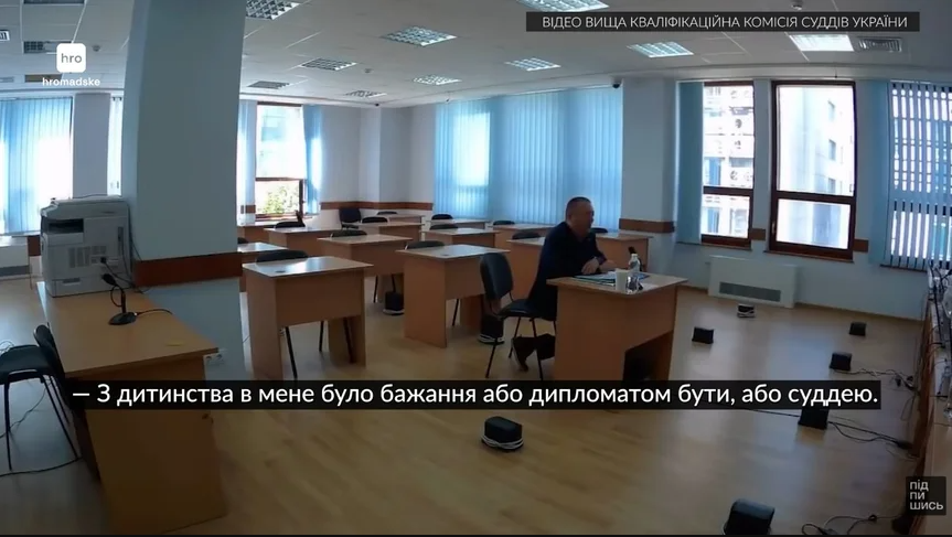 Суддя Мукачівського міськрайонного суду Руслан Іваницький фактично не здійснює правосуддя роками. Але досі отримує в суді зарплатню розміром приблизно 100 тисяч гривень на місяць (до сплати податків). Суддя Мукачівського міськрайонного суду Руслан Іваницький фактично не здійснює правосуддя роками. Але досі отримує в суді зарплатню розміром приблизно 100 тисяч гривень на місяць (до сплати податків).