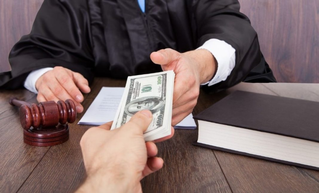 Підбурювання суддею до хабаря у $30 тисяч: завершили слідство Підбурювання суддею до хабаря у $30 тисяч: завершили слідство